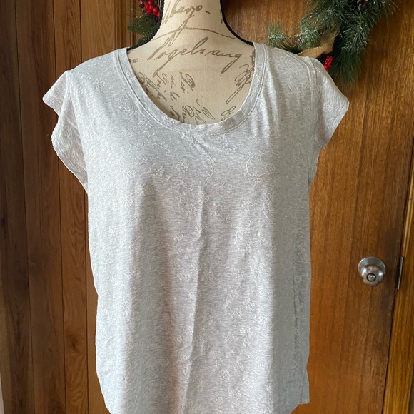 Embroidered flutter tee - Picture 2 of 9